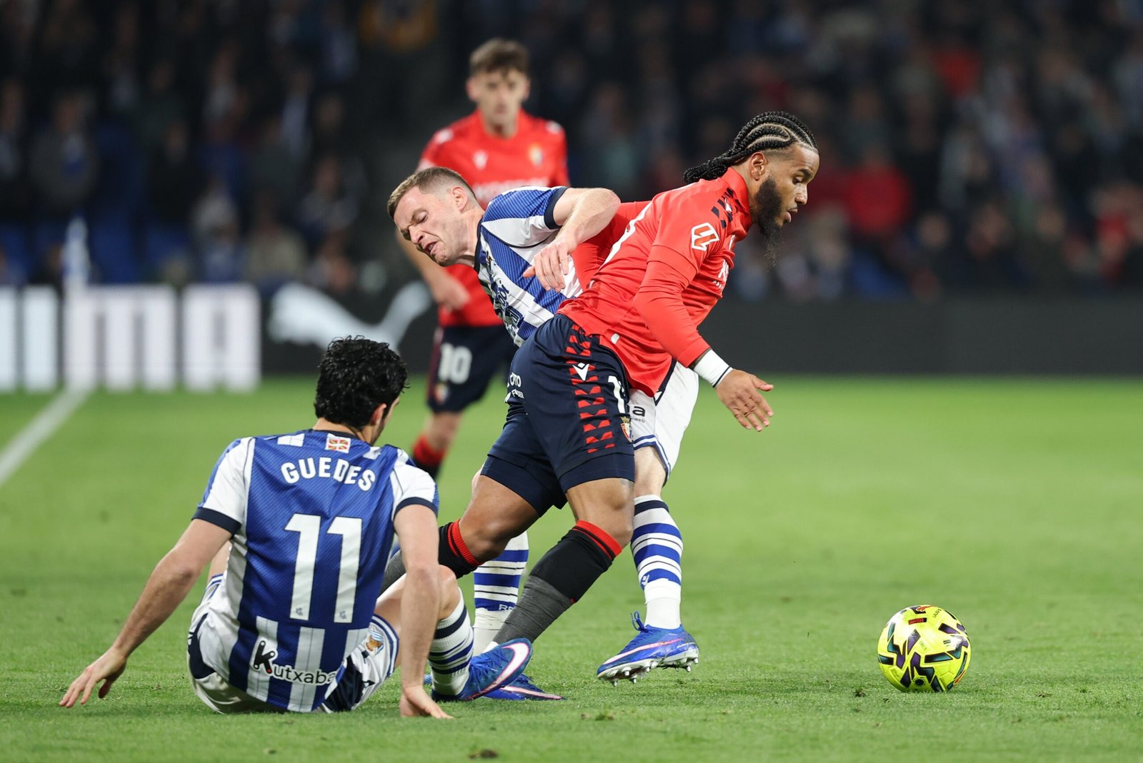 Valentin Rosier en una acción durante el partido ante la Real Sociedad. Vía X: @Osasuna