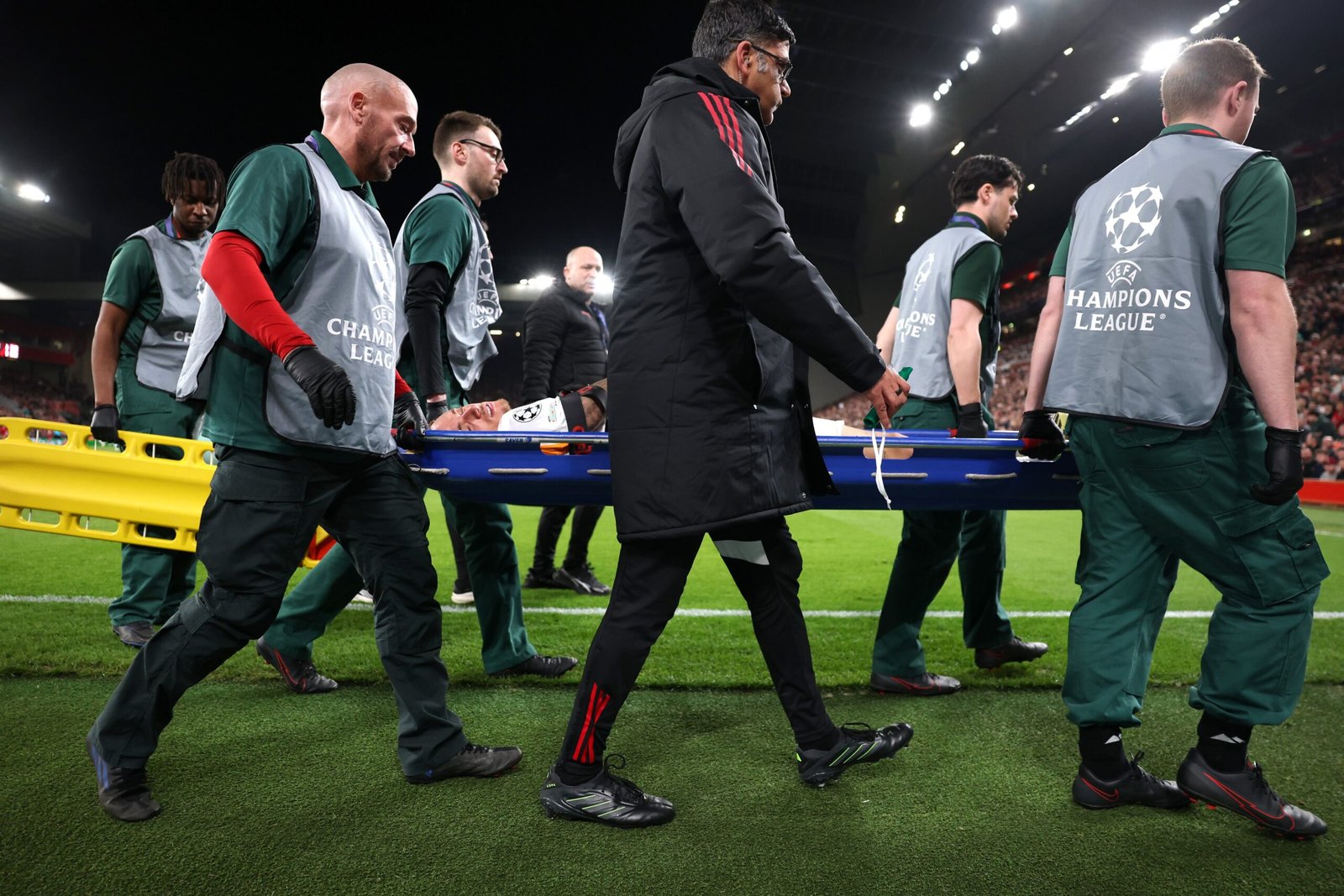 Noah Lang sufrió una de las lesiones más escalofriantes del fútbol/ Vía X: @Offsider_ES