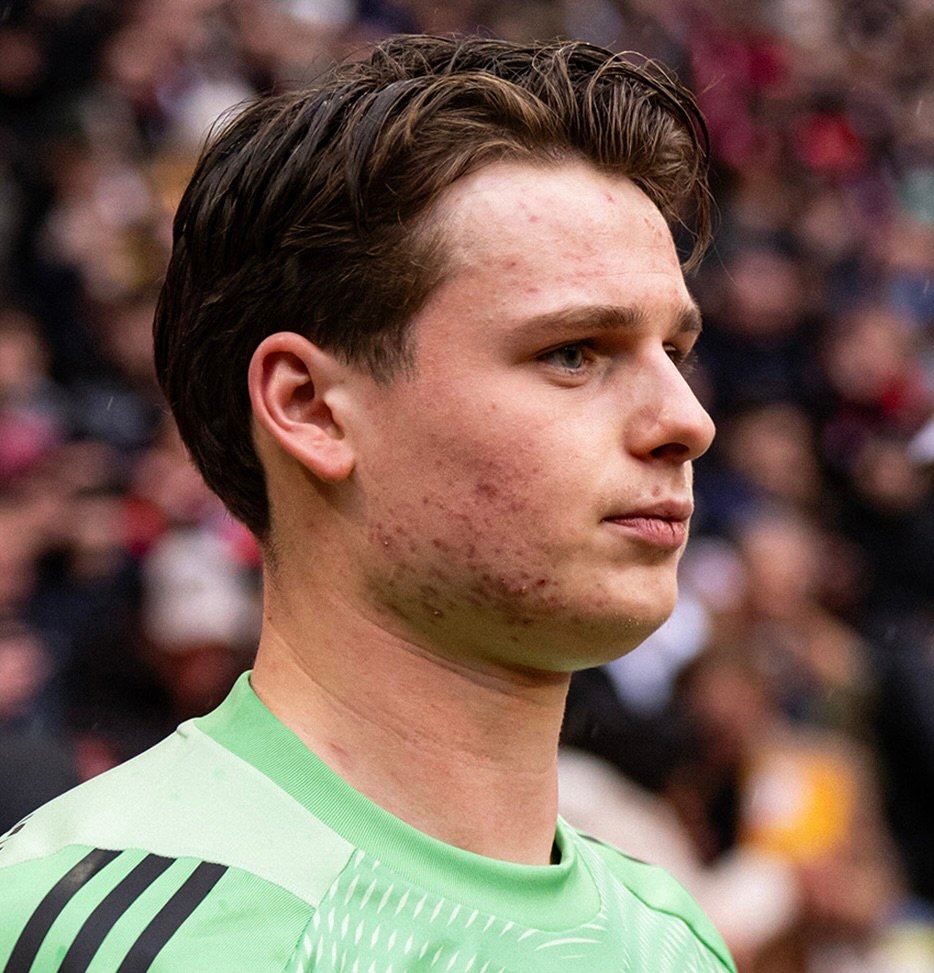 Jonas Urbig se retira lesionado de la concentración alemana/ Vía X: @FCBayernES