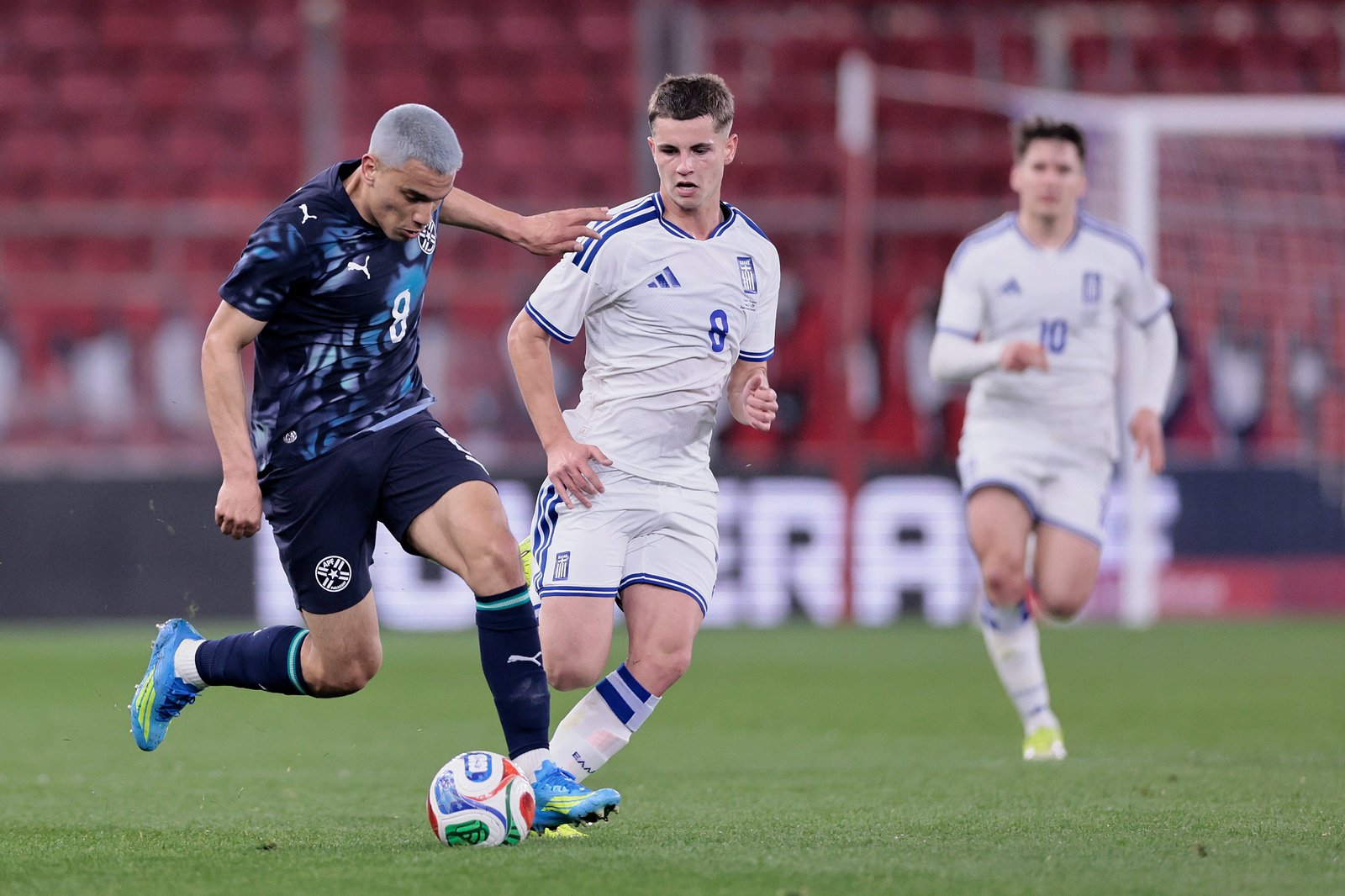 Diego Gómez controla el balón en una jugada durante el partido frente a Grecia. Vía X: @Albirroja