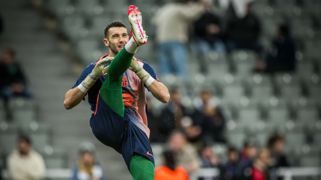 Joan García calentando antes del partido frente al Newcastle. Vía X / @FCBarcelona