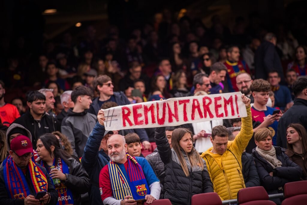 Pancarta con el #Remuntarem en el Camp Nou frente al VIllarreal. Vía X / @FCBarcelona