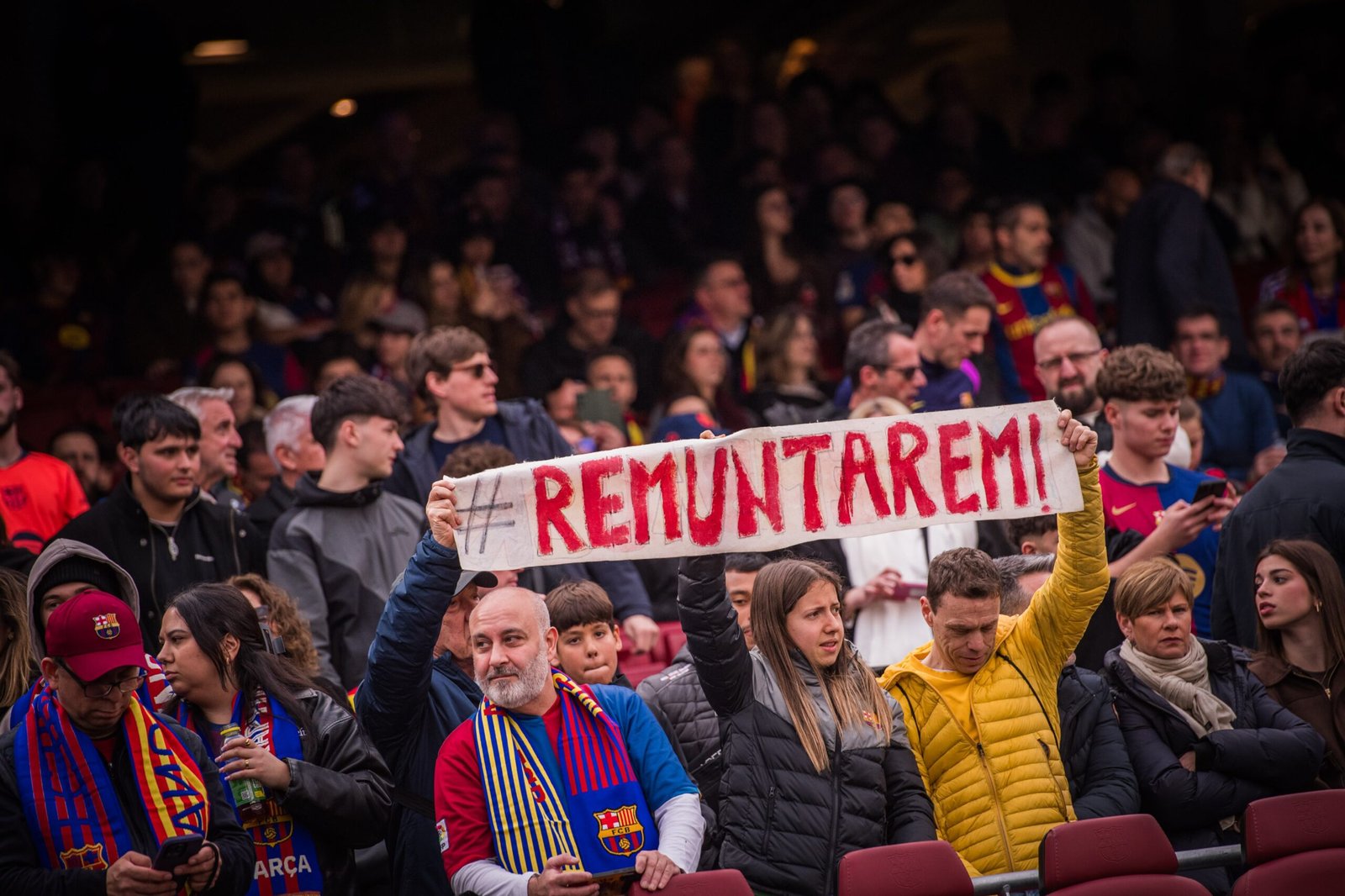 Pancarta con el #Remuntarem en el Camp Nou frente al VIllarreal. Vía X / @FCBarcelona