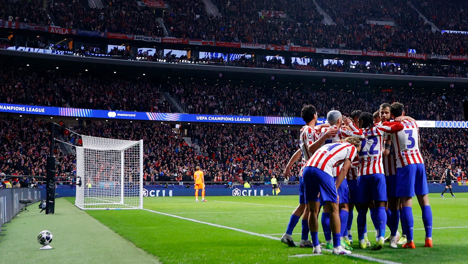 Los futbolistas del Atlético de Madrid en el partido de Champions League.