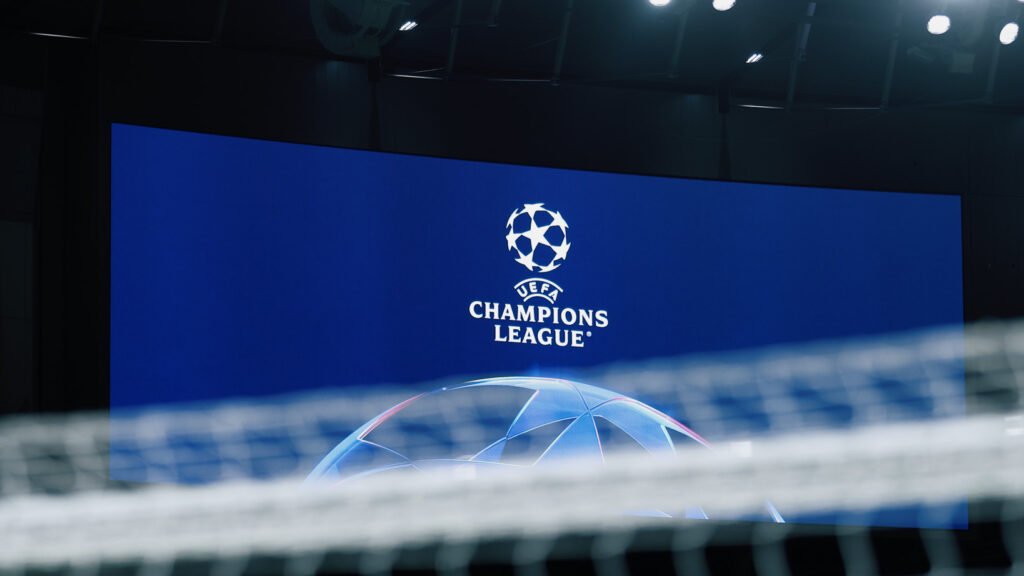 Imagen de un marcador con el logo de la Champions League en un estadio.