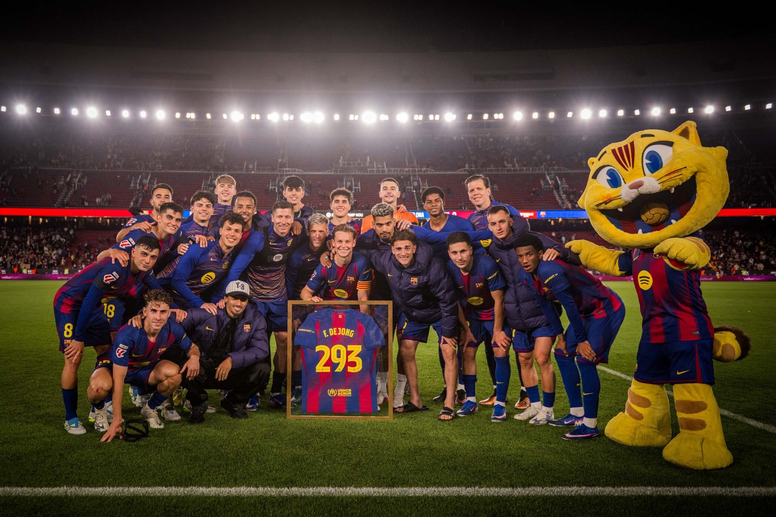 De Jong posando junto a sus compañeros con su camiseta conmemorativa. Vía: X/@FCBarcelona