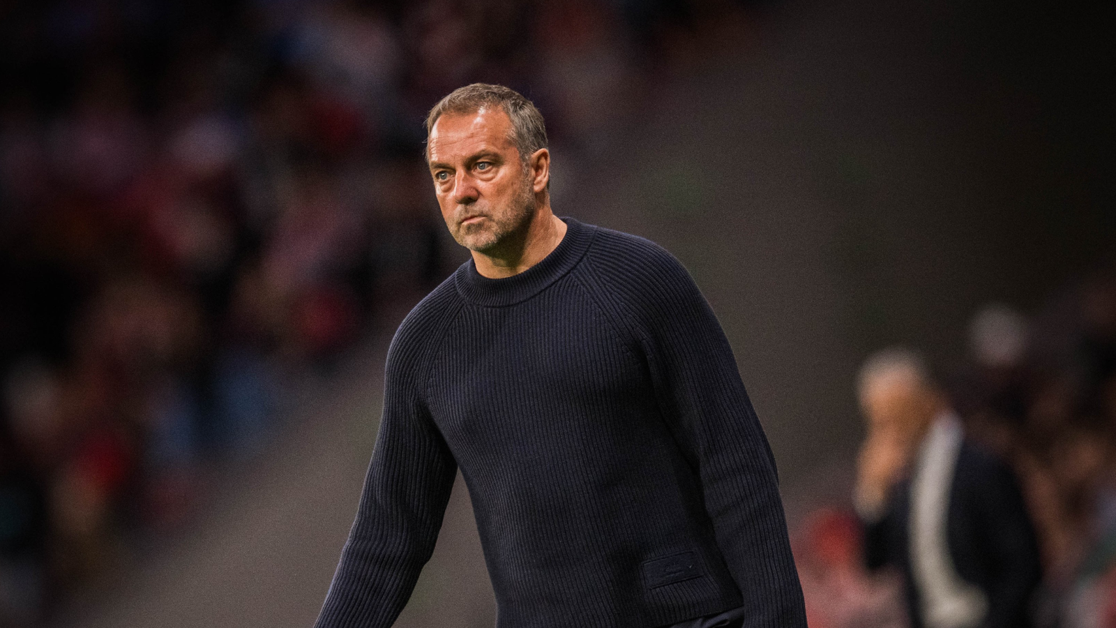 Flick observando el partido contra el Atlético. Vía X/@FCBarcelona