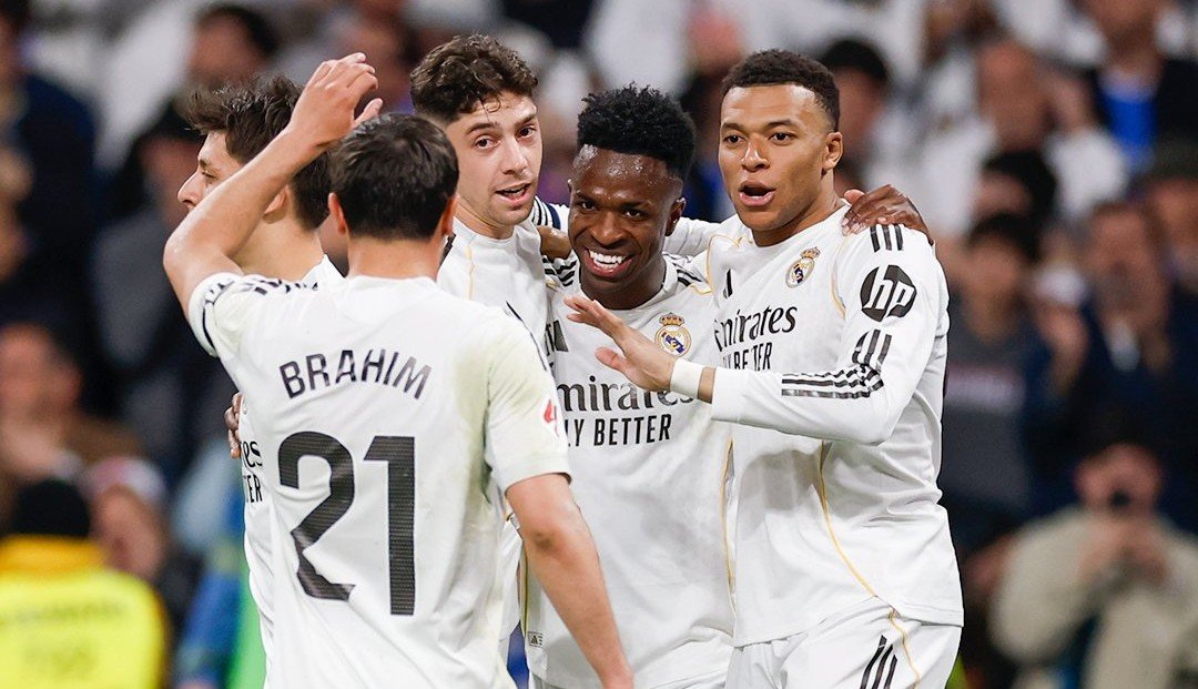 Vinicius JR., Mbappé, Valverde y Brahim, celebran uno de los goles en la victoria ante el Atlético de Madrid. Vía X: @Realmadrid
