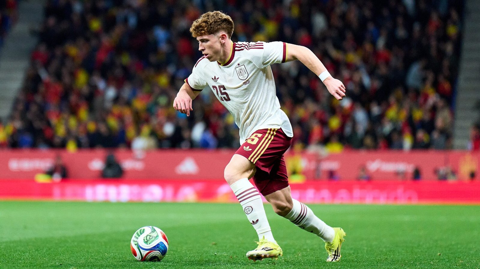 Víctor Muñoz controla el balón en el partido ante Egipto. Vía X: @SEfutbol