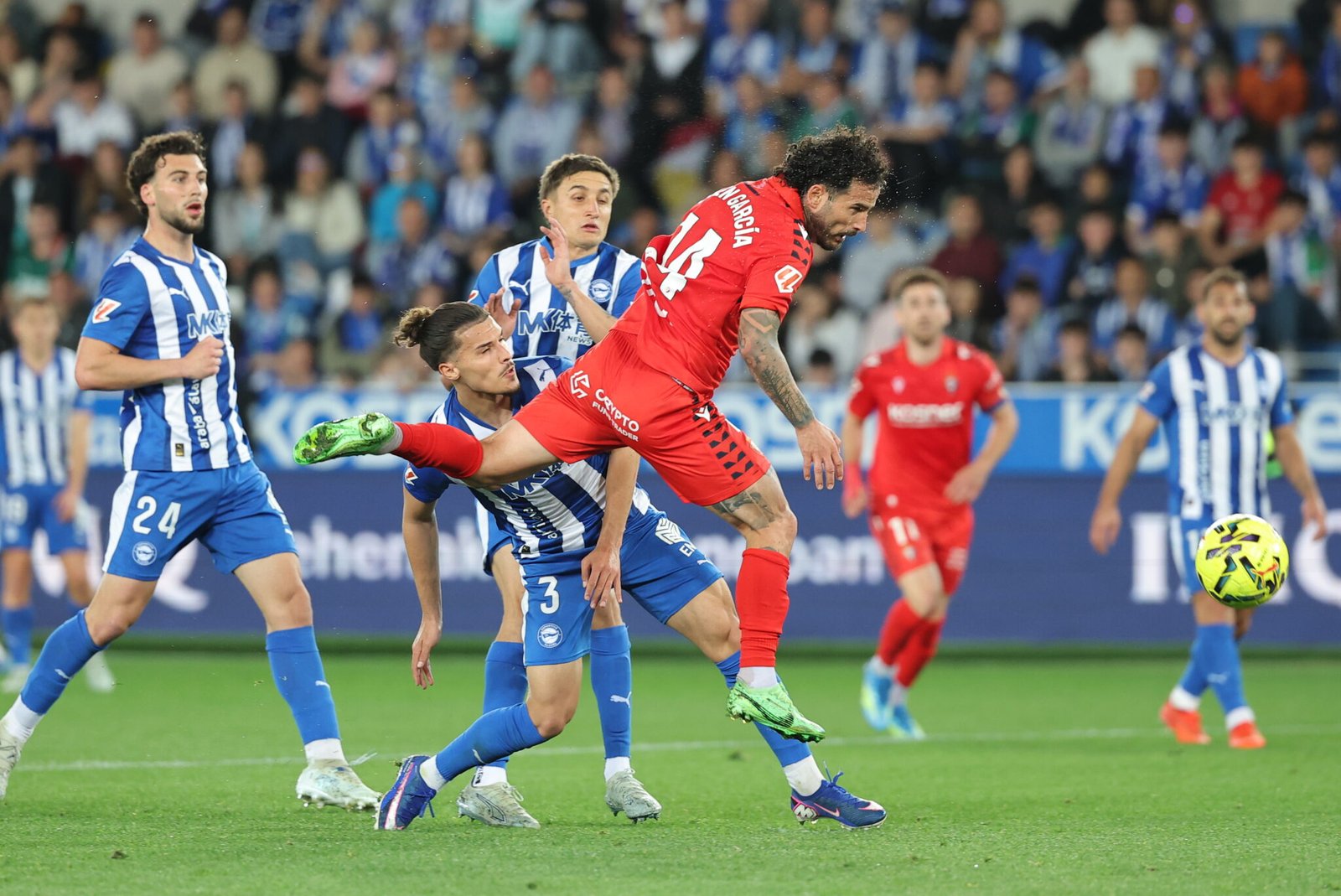 Rubén García en una acción del encuentro. Vía X: @Osasuna