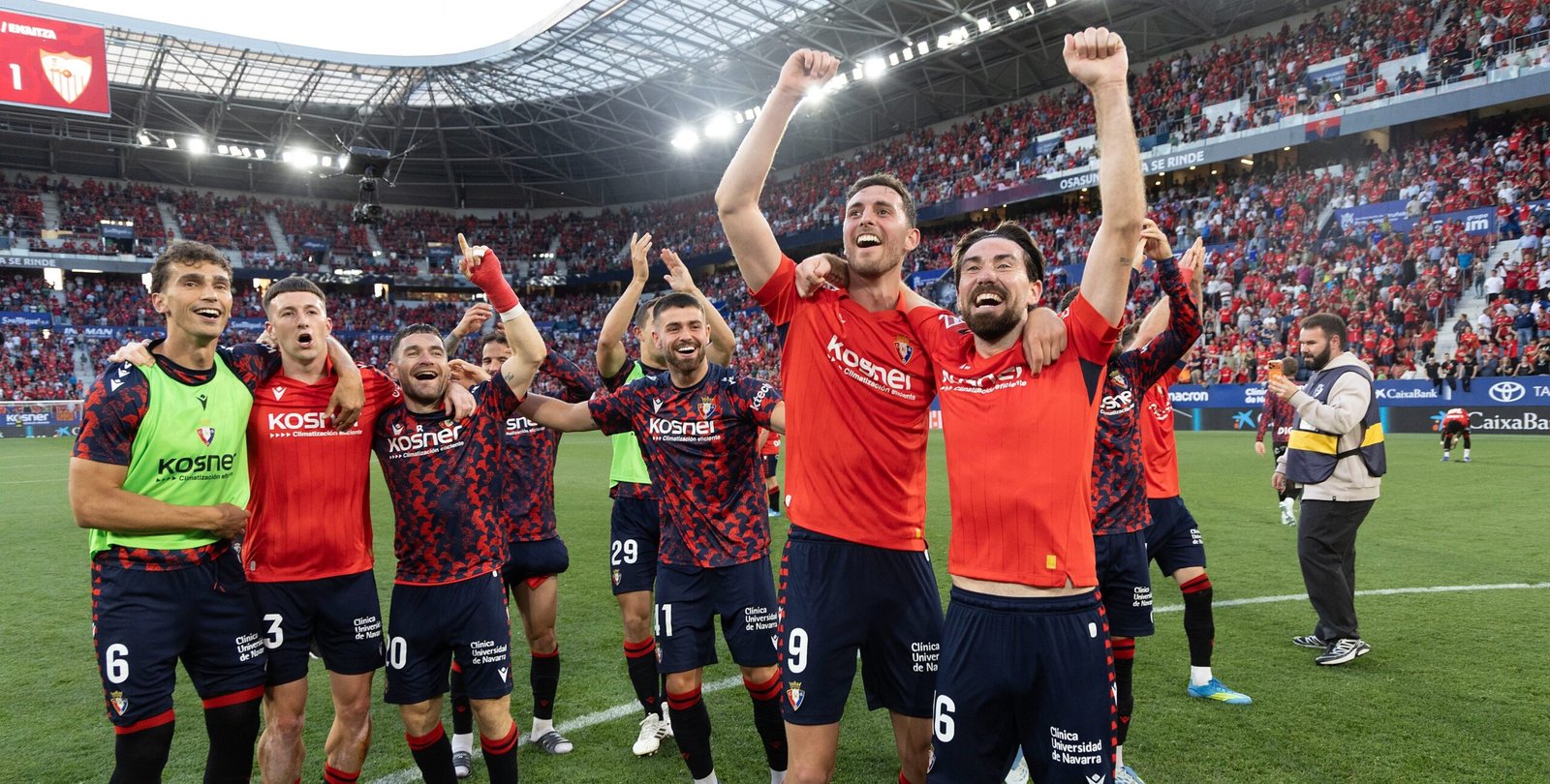 Los jugadores de Osasuna, tras la victoria ante el Sevilla en El Sadar. Vía X: @Osasuna