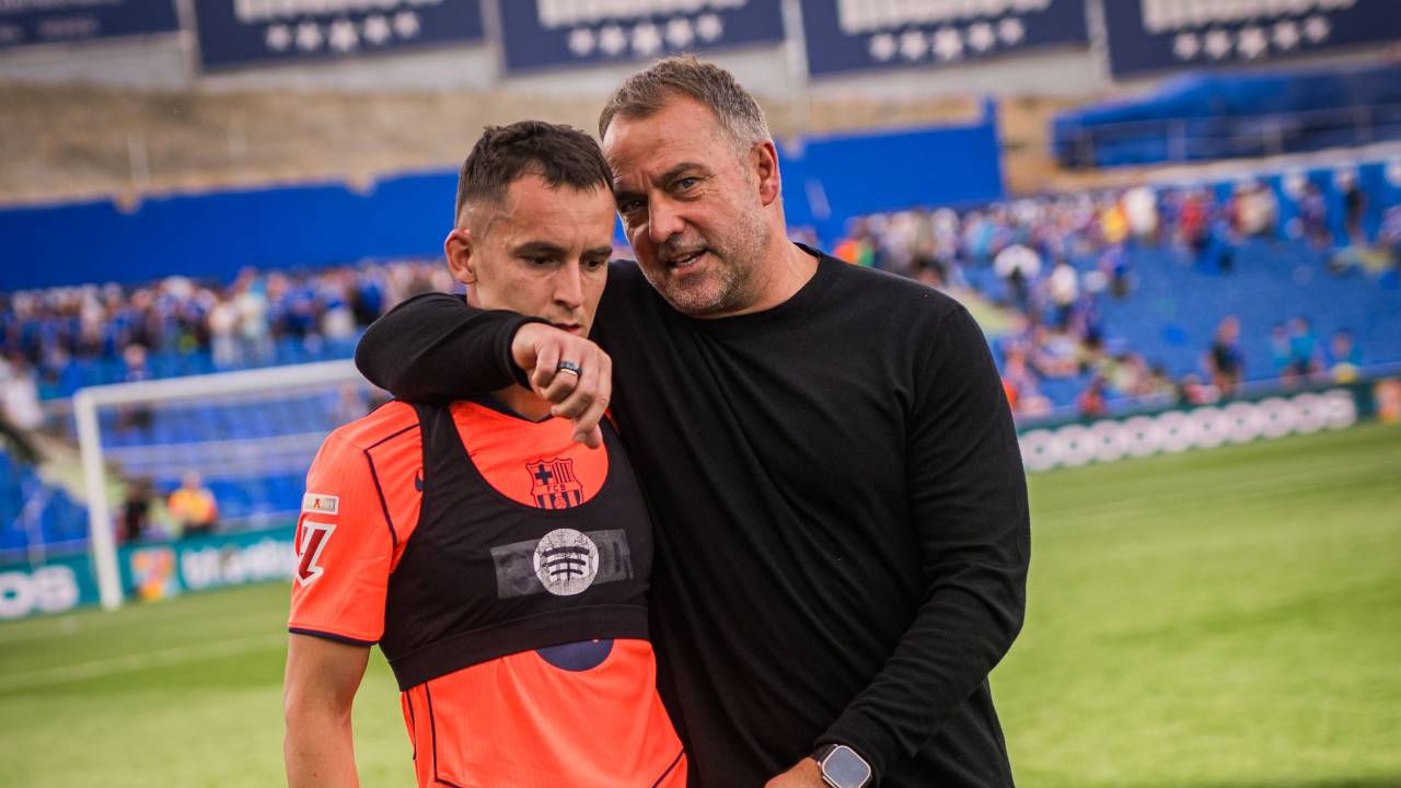 Hansi Flick abrazando a Marc Casadó. Vía: X/@FCBarcelona