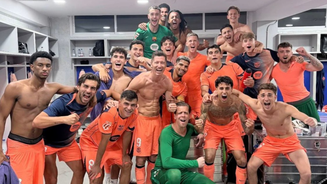 La plantilla del Barça celebrando en el vestuario la victoria frente al Getafe FC. Vía: X/@FCBarcelona