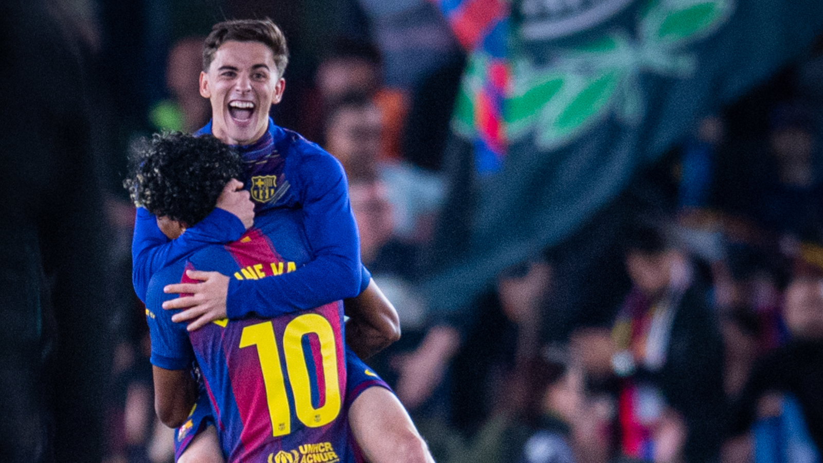 Lamine celebrando con Gavi su gol. Vía X/@FCBarcelona