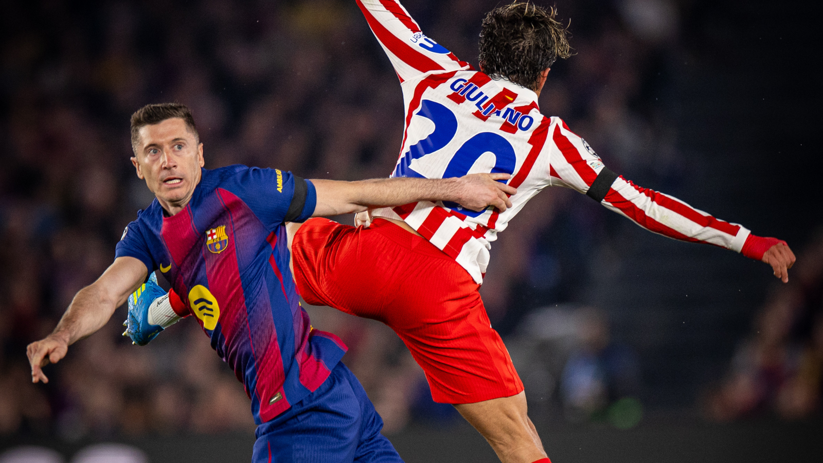 Lewandowski y Giuliano luchando por un balón. Vía X/@FCBarcelona
