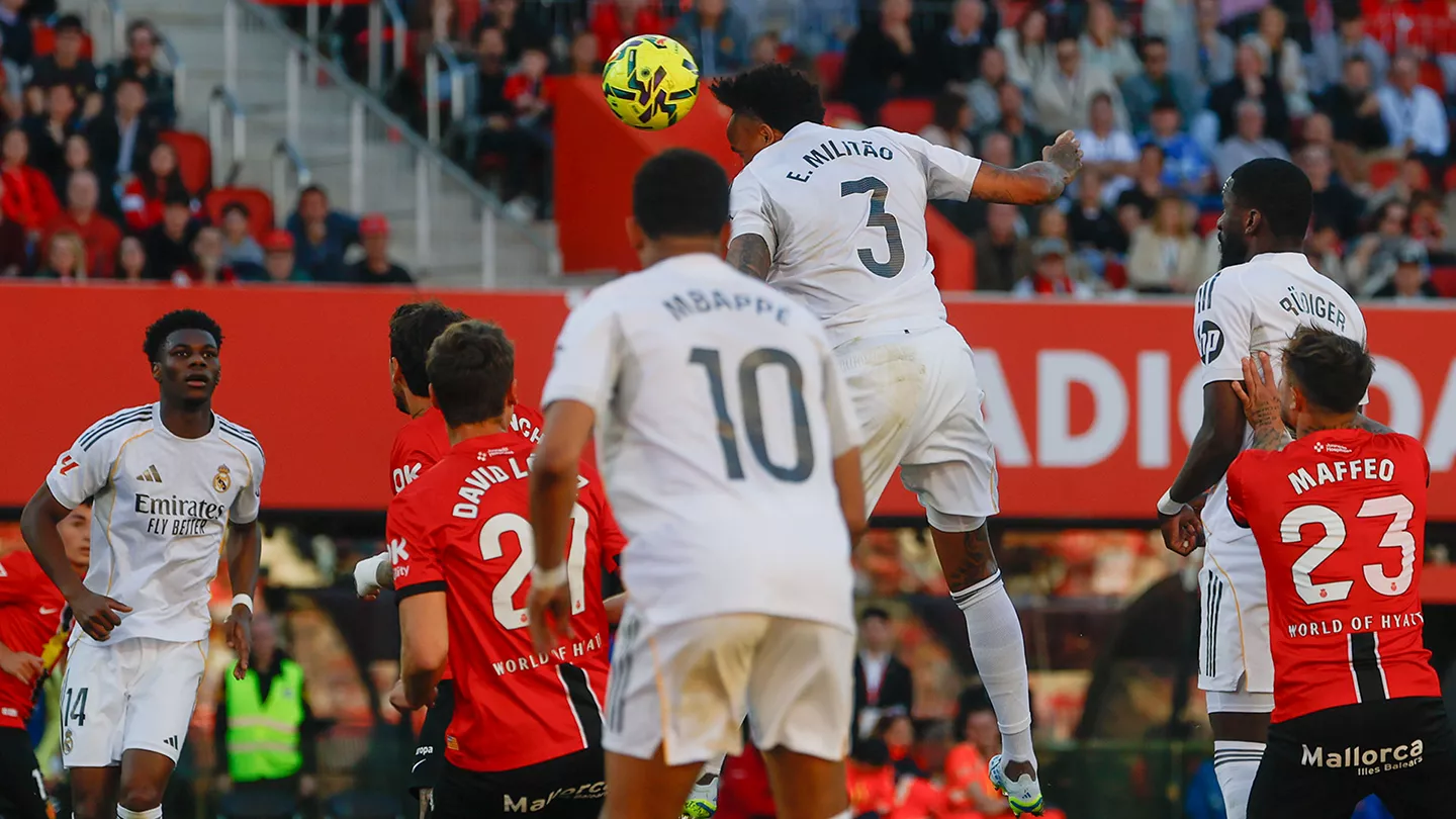 Militao remata en lo que fue el gol del empate del Real Madrid. Vía X: @Realmadrid