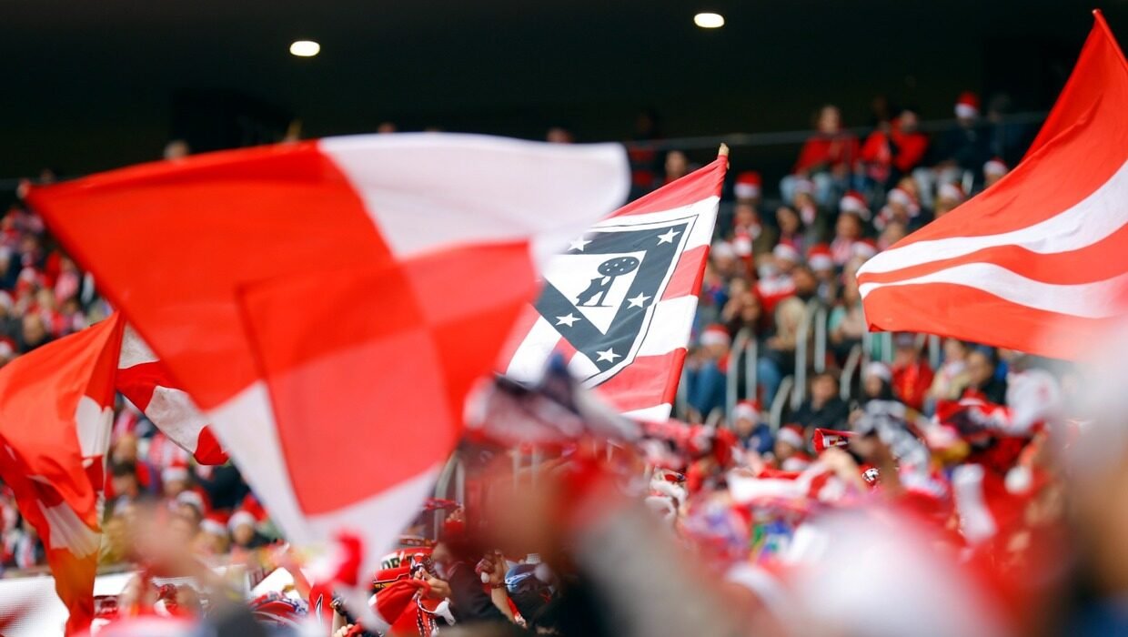 Banderas con los colores del Atlético ondeando.