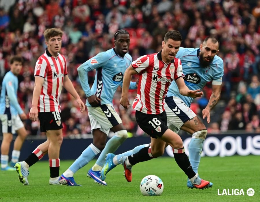 Galarreta con la pelota ante Borja Iglesias. Imagen: LaLiga