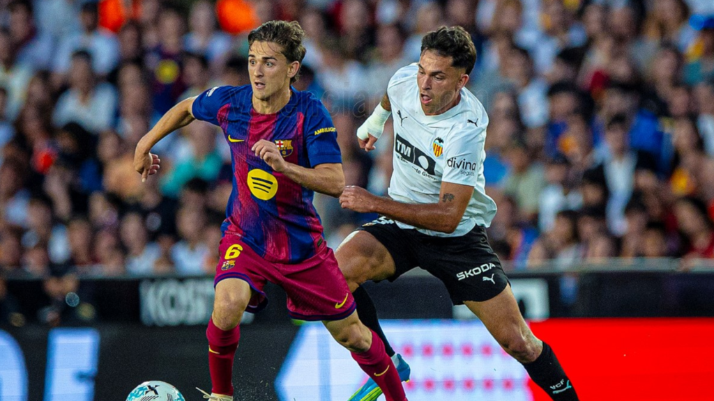 Gavi y Hugo Duro luchando por el balón. Vía X: @valenciacf