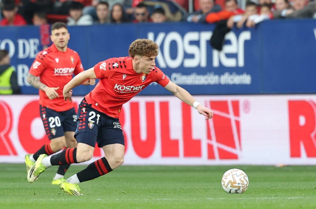 Víctor Muñoz, en una acción durante un encuentro de la temporada. Vía X: @Osasuna