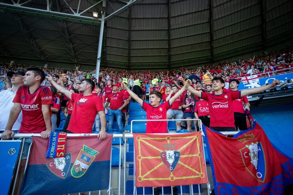 Aficionados de Osasuna desplazados a Vitoria. Vía X: @Osasuna