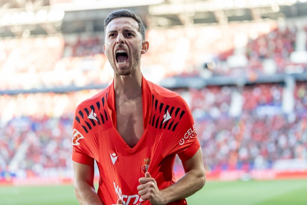 Raúl García de Haro celebra su gol ante el Sevilla en El Sadar. Vía X: @Osasuna