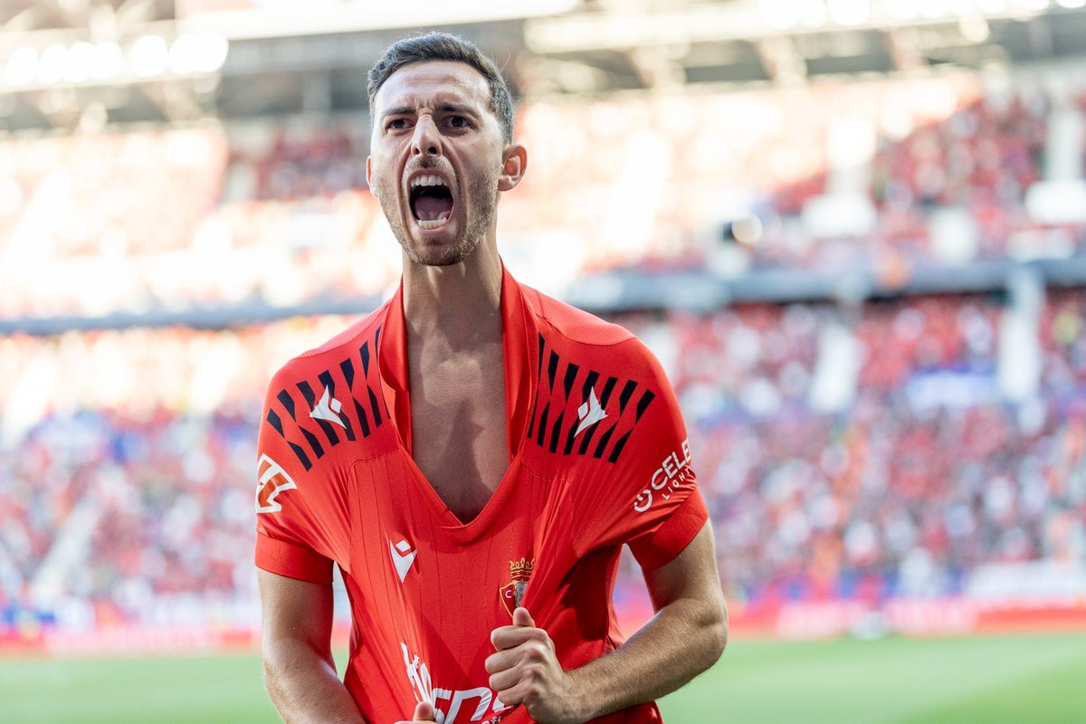 Raúl García de Haro celebra su gol ante el Sevilla en El Sadar. Vía X: @Osasuna