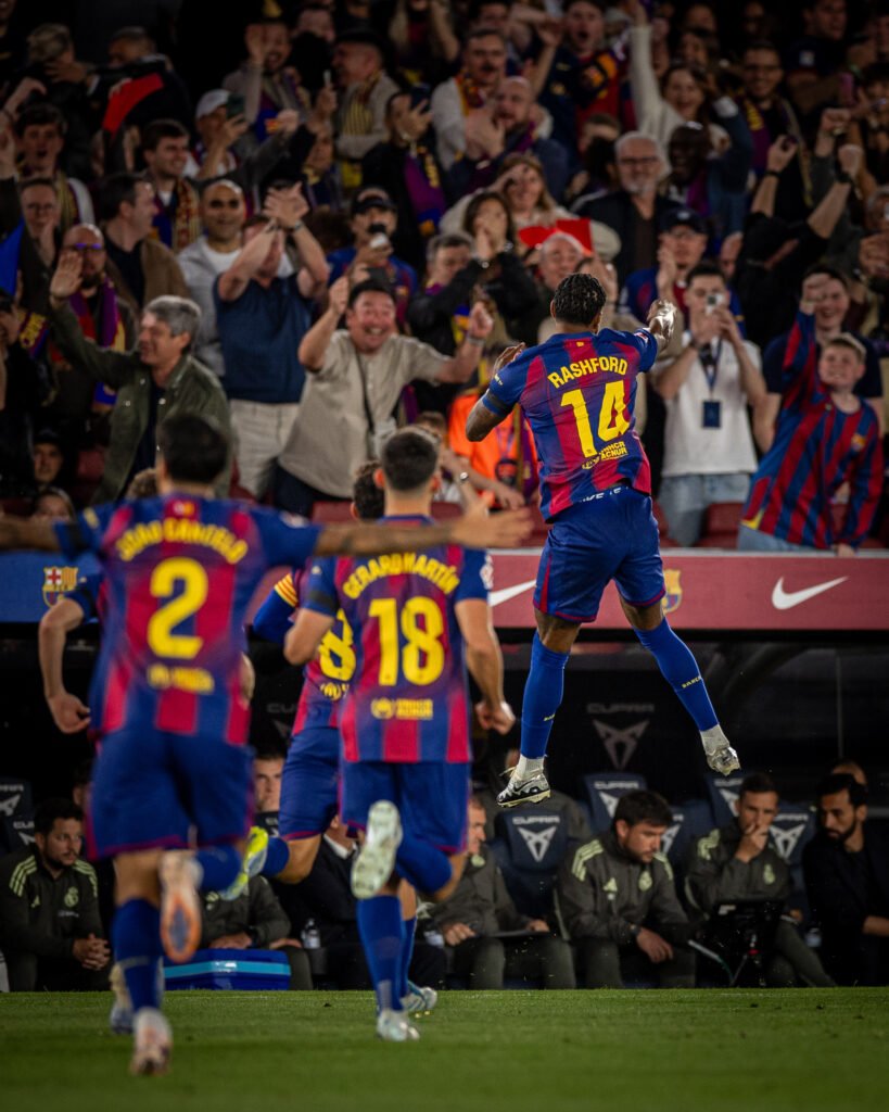 Rashford celebra su gol de falta en el Clásico