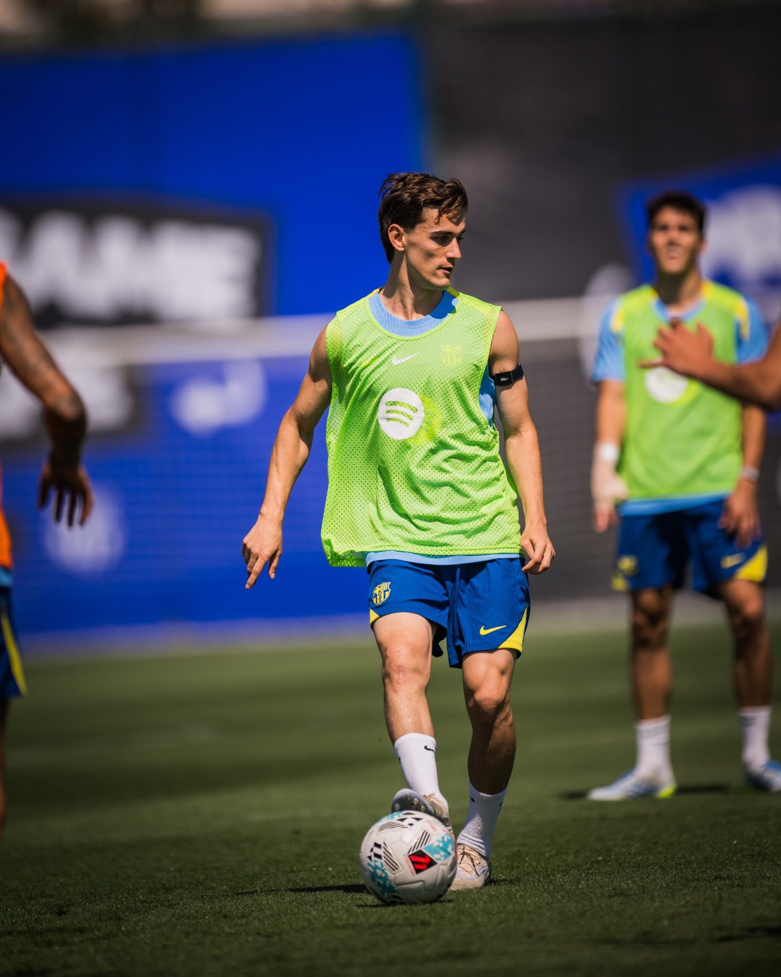 Gavi entrenando con el Barça