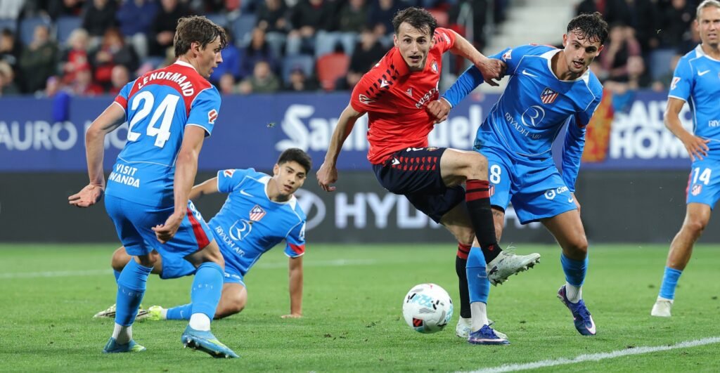 Ante Budimir, en una de las acciones durante el encuentro ante el Atlético de Madrid. Vía X: @Osasuna
