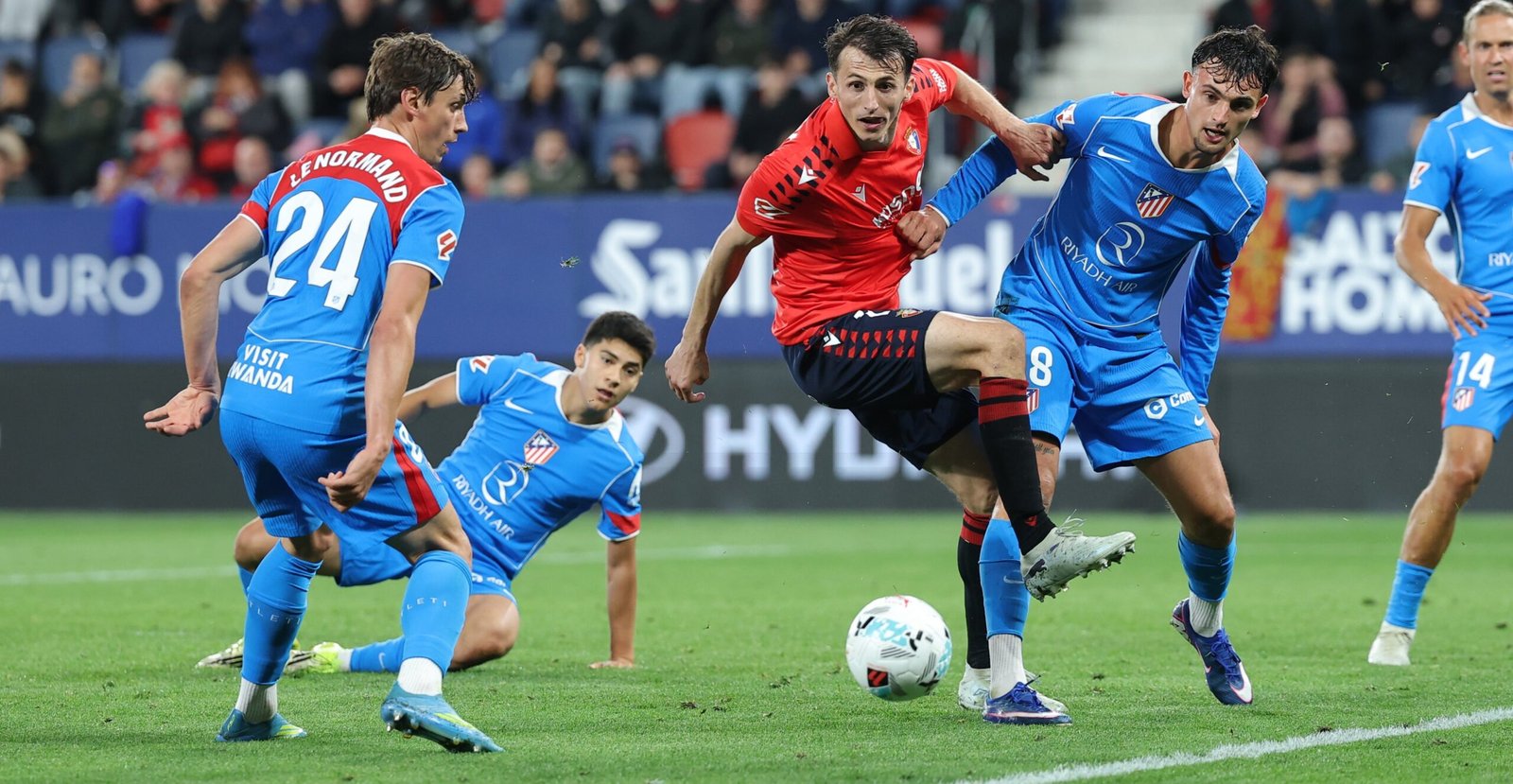 Ante Budimir, en una de las acciones durante el encuentro ante el Atlético de Madrid. Vía X: @Osasuna