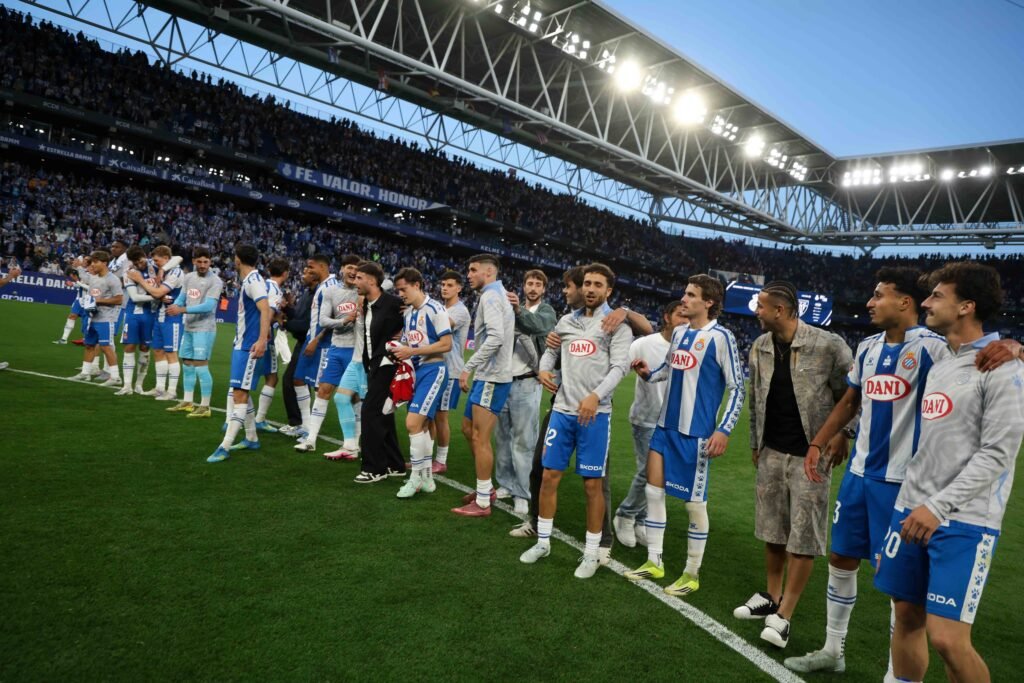 Equipo del Espanyol celebrando el triunfo