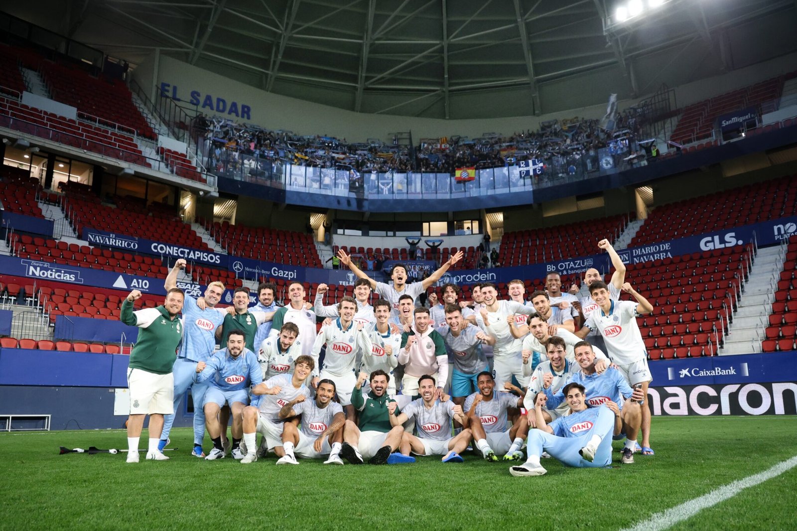 Foto de equipo con la afición perica
