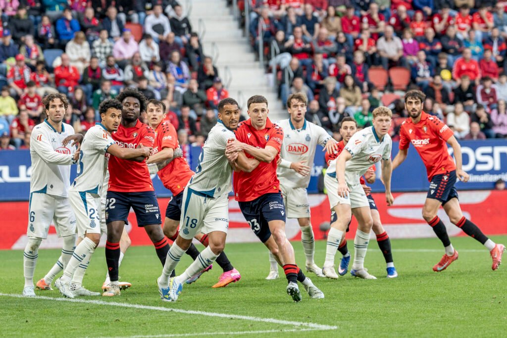 Lance de juego en el encuentro entre Osasuna y Espanyol en El Sadar. Vía X: @Osasuna