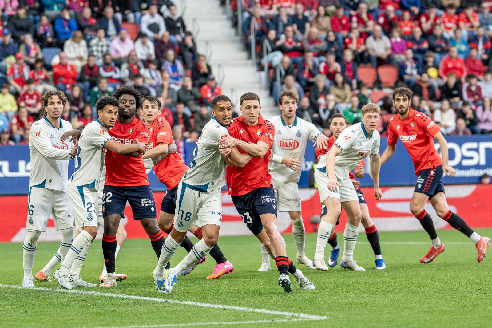 Lance de juego en el encuentro entre Osasuna y Espanyol en El Sadar. Vía X: @Osasuna