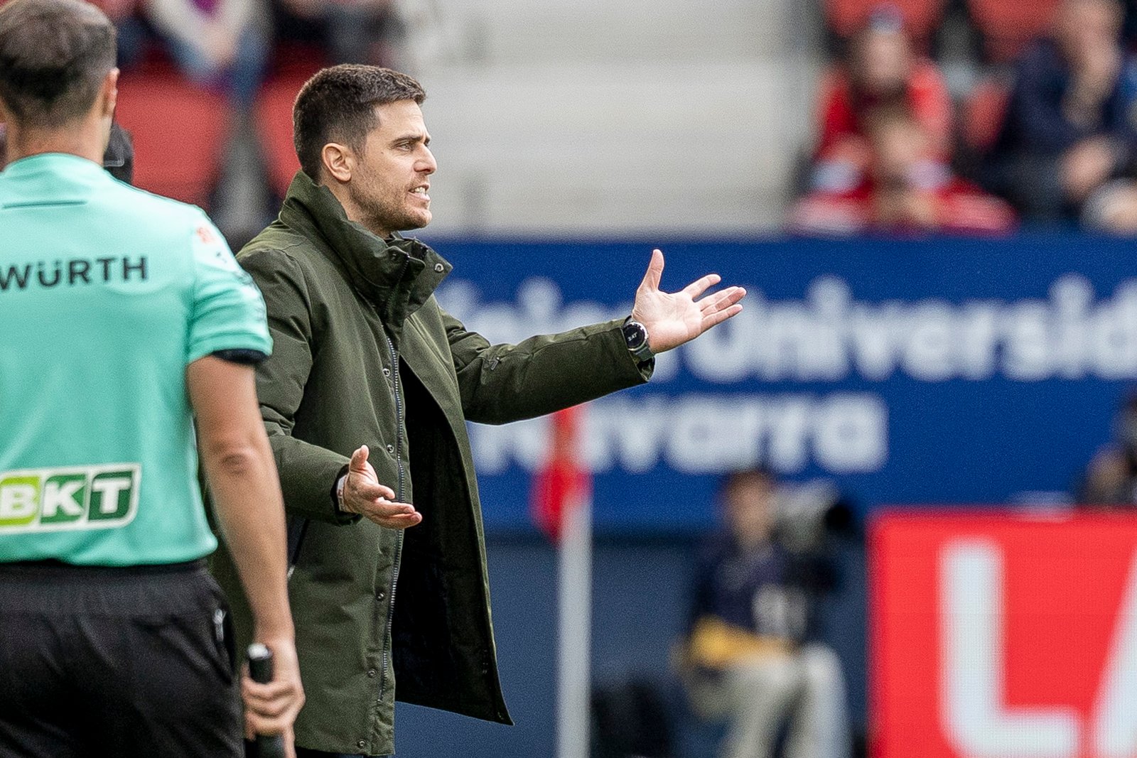 Alessio Lisci dirigiendo un partido como técnico de Osasuna. Vía X: @Osasuna