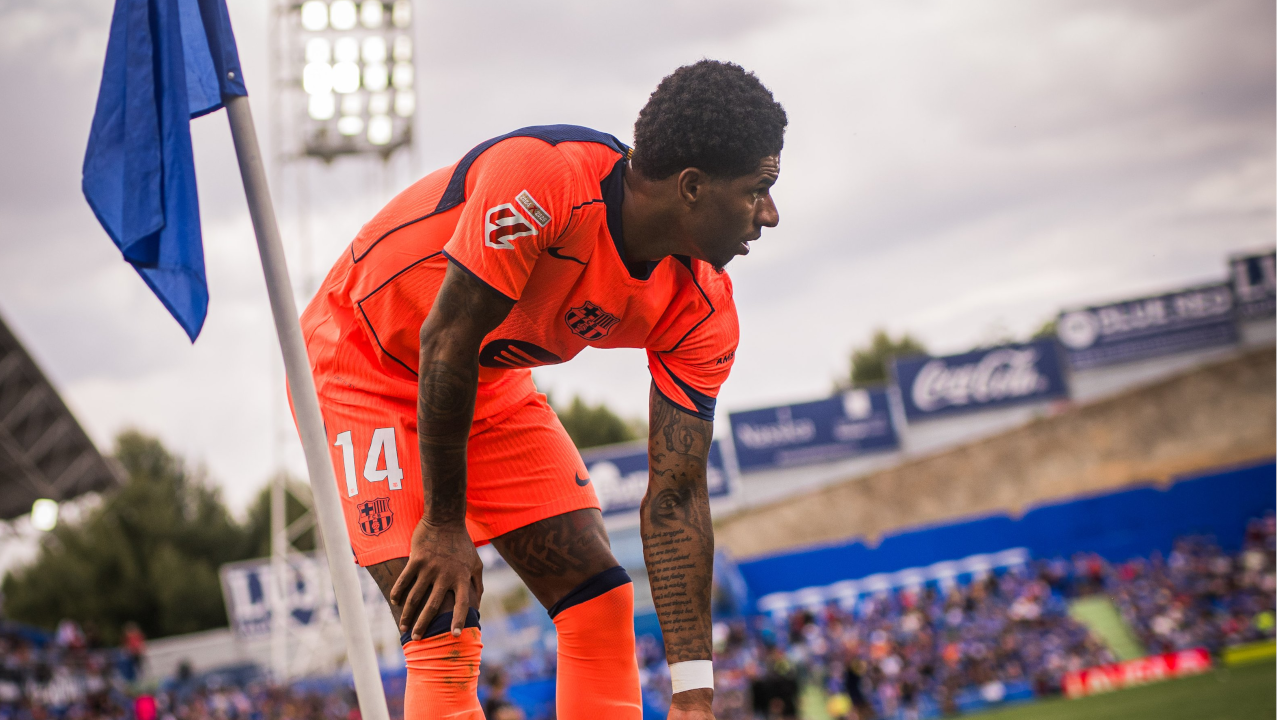 Marcus Rashford dispuesto a sacar un córner. Vía: X/@FCBarcelona