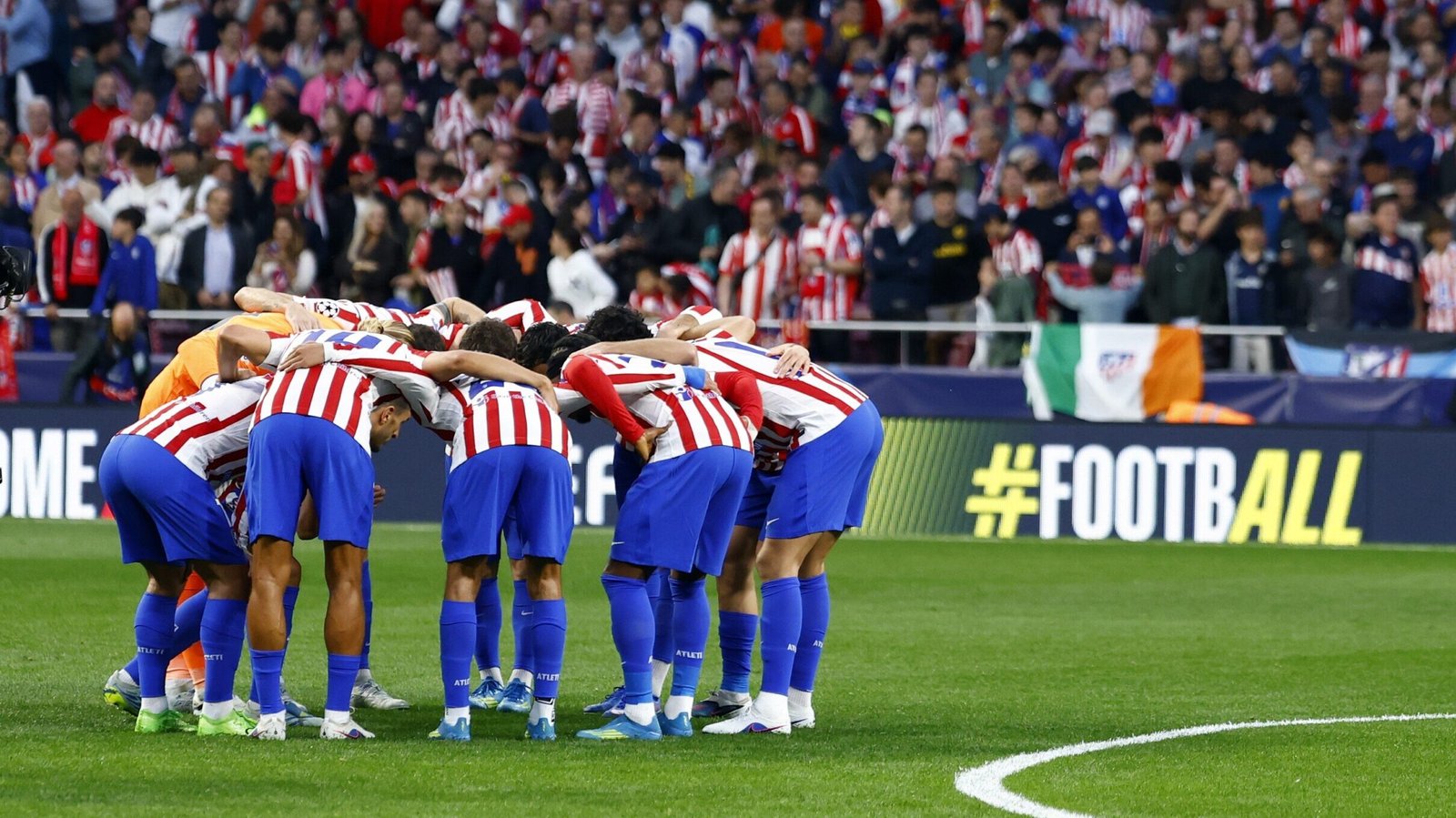 El Atlético concentrado antes de iniciar un partido de Champions.
