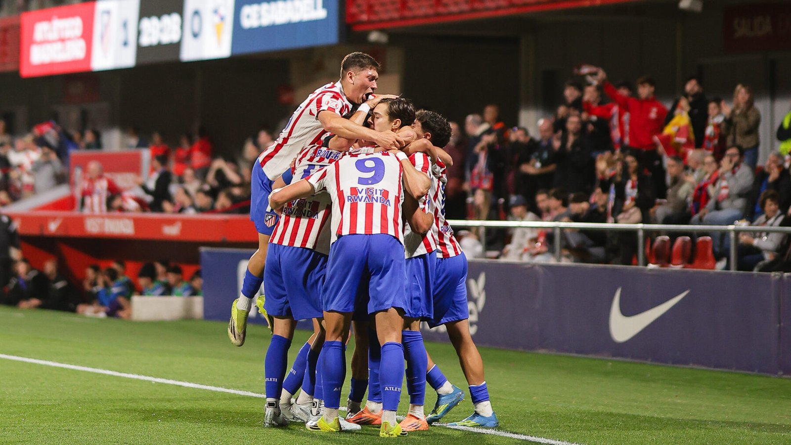 El Atlético Madrileño celebra un gol en Alcalá.