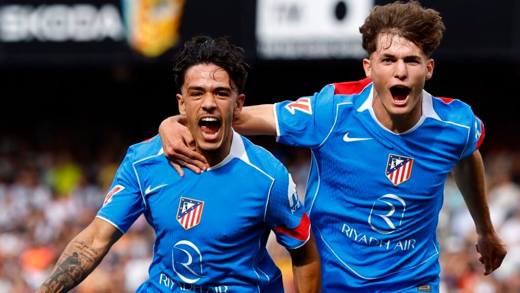 Cubo y Luque celebran un tanto ante el Valencia.