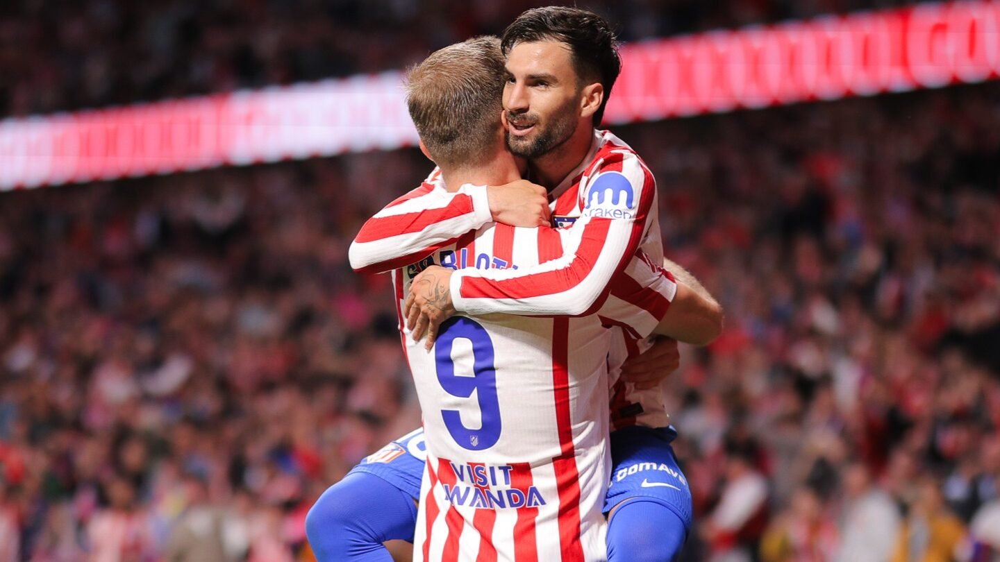 Sorloth y Baena celebran gol.