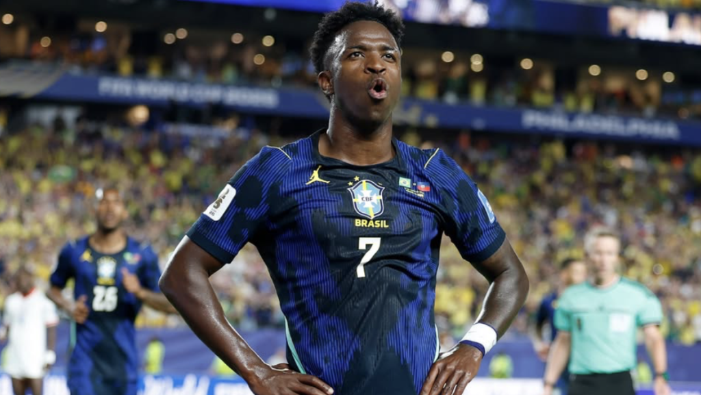 Vinicius celebra el tanto con Brasil
