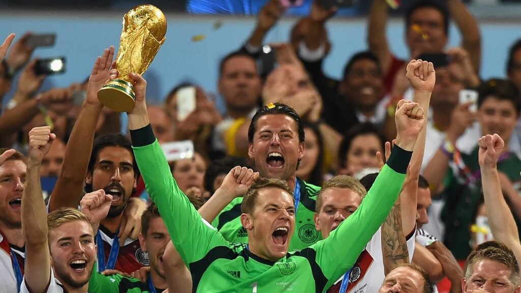 Neuer levantando el mundial