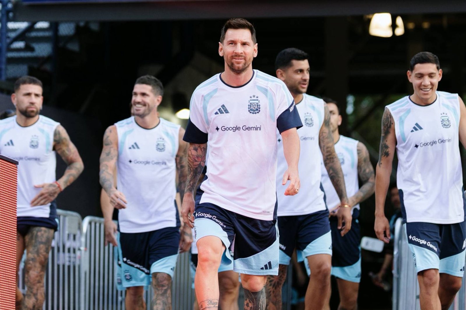 Messi y sus escuderos saliendo a calentar