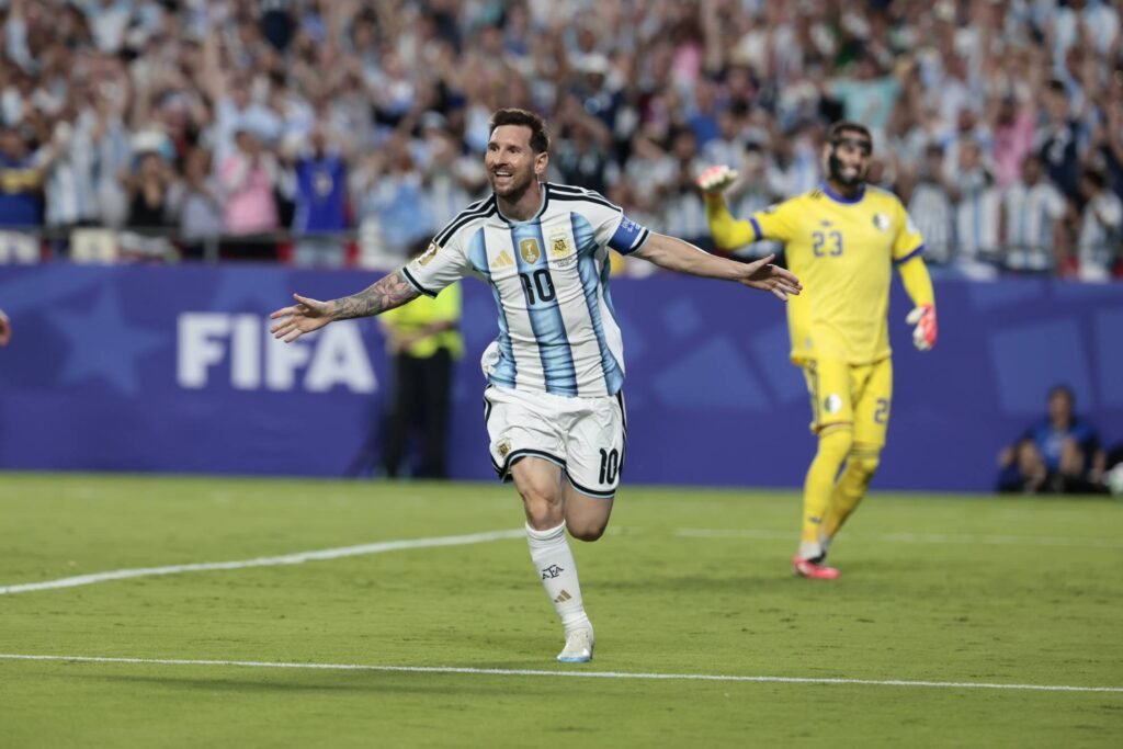 Messi celebra su segundo gol contra Argelia
