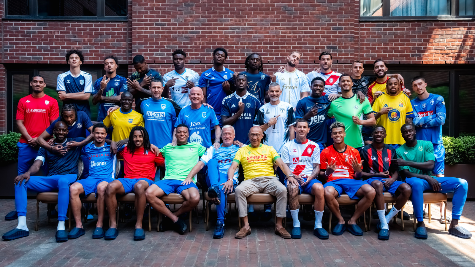 La selección francesa con las camisetas de sus clubes de niños. Vía: X/@equipedefrance