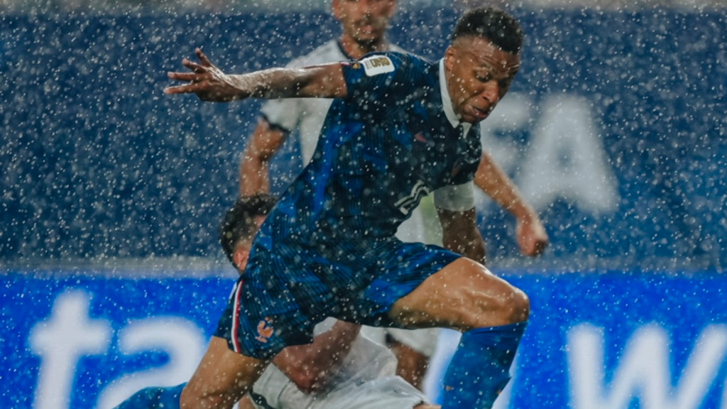 Kylian Mbappé jugando bajo la lluvia en Filadelfia. Vía: X/@equipedefrance