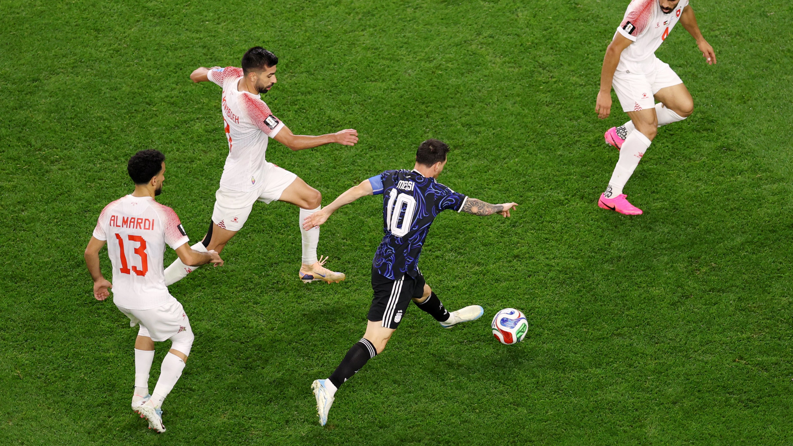 Messi abriéndose camino entre los jugadores jordanos. Vía: X/@Argentina.