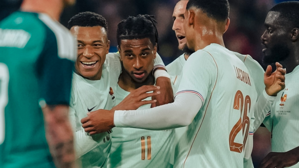 Olise celebrando su gol con sus compañeros. Vía: X/@equipedefrance