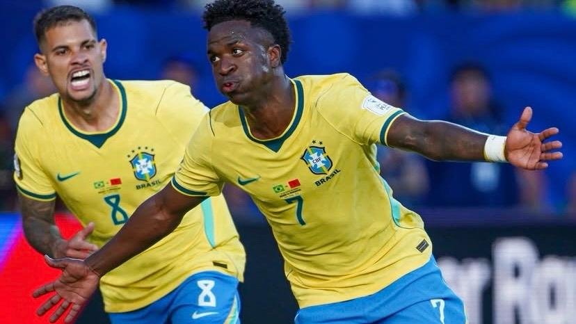 Vinícius celebra el tanto de Brasil.